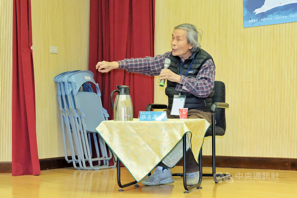 真理大學無預警更換台灣文學資料館門鎖,8旬教授張良澤遭擋引發譁然。張良澤(圖)10日否認校方與他9日相約在台南見面的說法,並表示11日會召開記者會完整說明。中央社記者吳睿騏桃園攝 110年1月10日