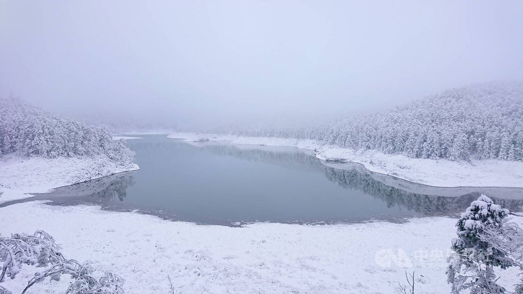 宜蘭縣太平山國家森林遊樂區10日雖已無降雪,但翠峰湖(圖)雪白美景,山林與湖面一片銀白世界仍吸引許多人入園。(羅東林區管理處提供)中央社記者王朝鈺傳真 110年1月10日