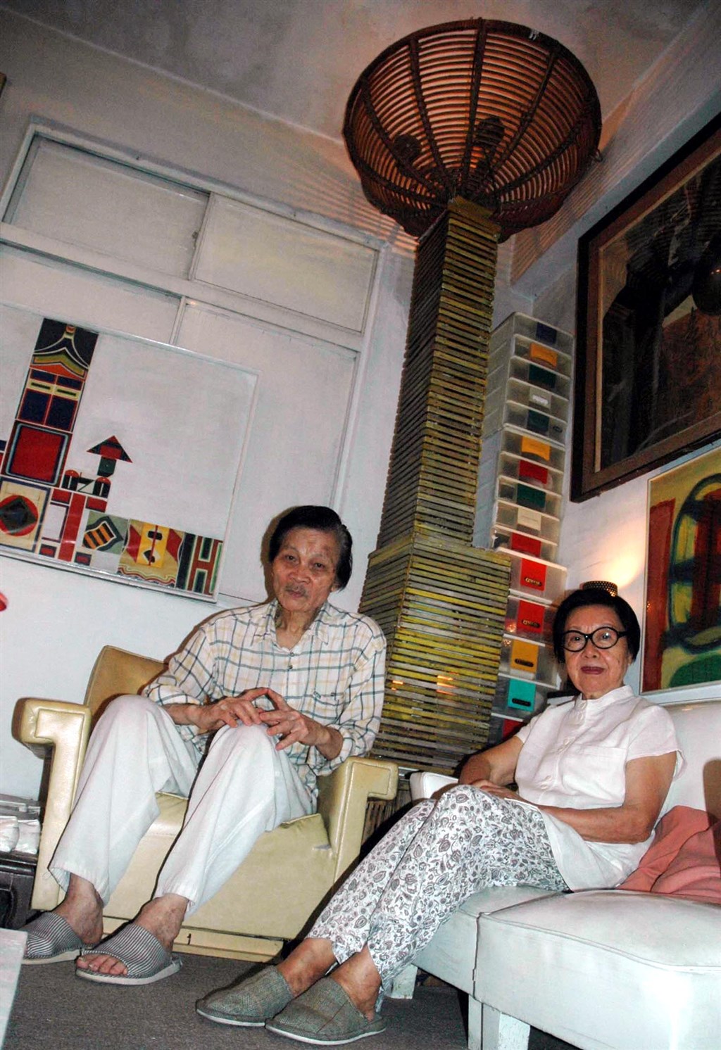 詩人蓉子(右)9日下午5時在中國江蘇老家逝世,享壽百歲。圖為2007年蓉子與丈夫羅門受訪。(中新社)