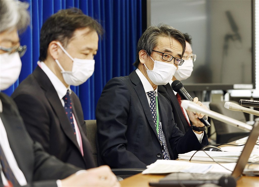 日本共同社報導，日本國立傳染病研究所所長脇田隆字（右2）說，4名從巴西抵達日本的乘客上發現的變種病毒，是不同於英國與南非的另一種全新變種病毒。（共同社）