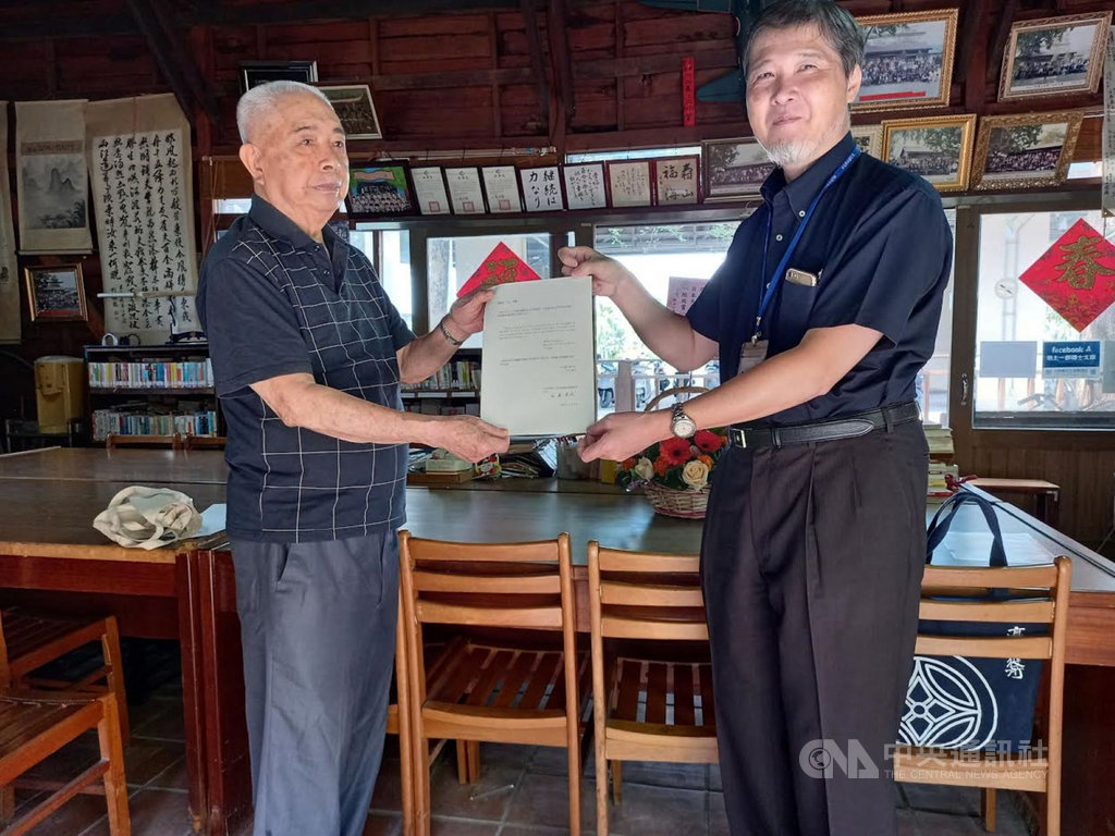 屏東縣89歲的劉耀祖(左)20年前在竹田驛園設立池上一郎博士文庫,保存日本軍醫師池上一郎所捐贈書籍,獲日本頒發旭日雙光章。(池上一郎博士文庫提供)中央社記者郭芷瑄傳真 110年1月11日