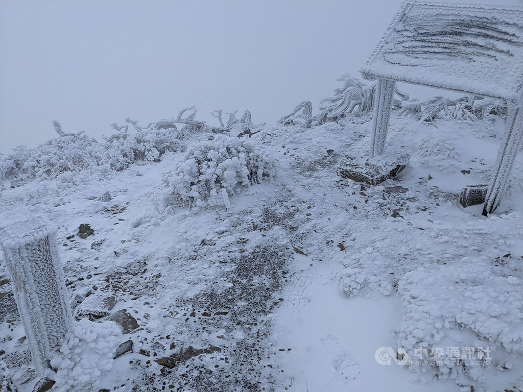 雪山圈谷積雪50公分登山隊撤回369山莊 生活 中央社cna