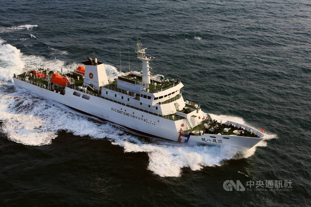 宜蘭蘇澳籍漁船「永裕興18號」10名船員在中途島海域失聯,海巡署11日表示,為爭取時效,具遠航能量的巡護八號(圖)中午12時自高雄港火速出航,趕往事發的北太海域搜尋失聯船員。(海巡署提供)中央社記者黃麗芸傳真 110年1月11日