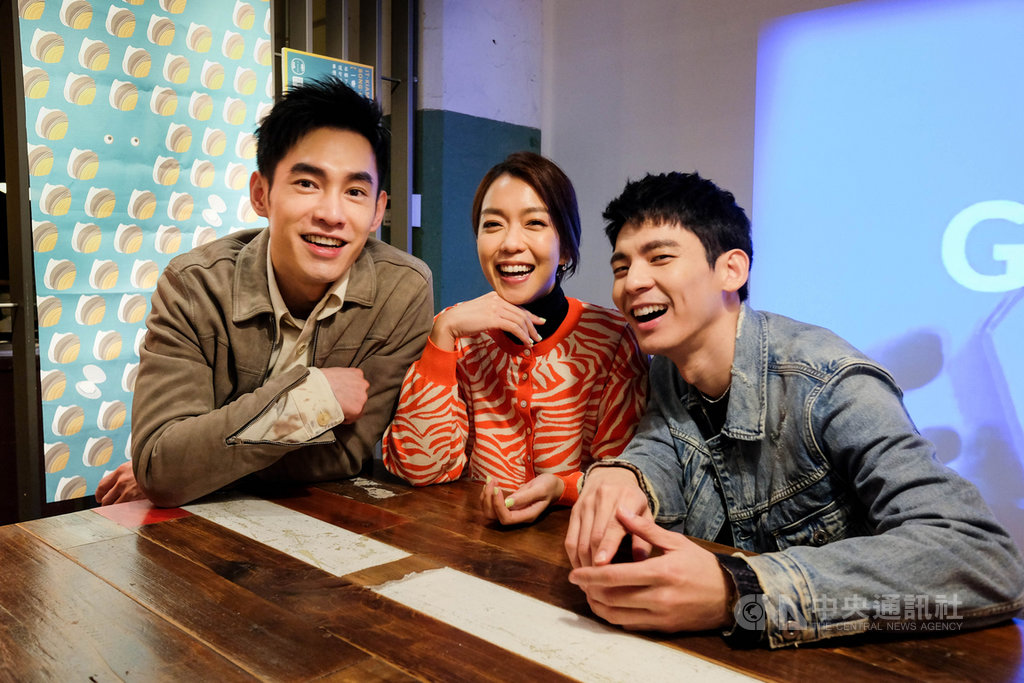 演員張書豪(左起)、李霈瑜、林柏宏在公視迷你影集「大債時代」是高中死黨,戲外也是1988年出生的同齡人,相處起來毫無代溝。(公視提供)中央社記者葉冠吟傳真 110年1月11日