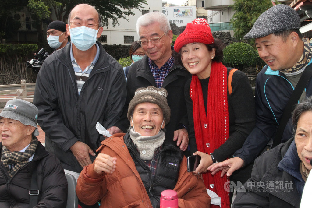 真理大學麻豆校區台灣文學資料館無預警換鎖封館,教授張良澤(前中)11日在台南召開聲明記者會,許多支持者到現場幫他加油打氣。中央社記者楊思瑞攝 110年1月11日