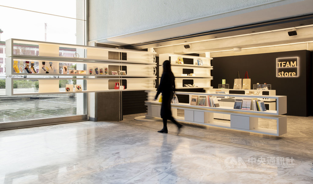 台北市立美術館委請建築設計師邱柏文操刀,以北美館建築師高而潘所設計的懸臂量體為靈感,翻新展示思維,改造北美館藝術商店空間。(北美館提供)中央社記者鄭景雯傳真 110年1月11日