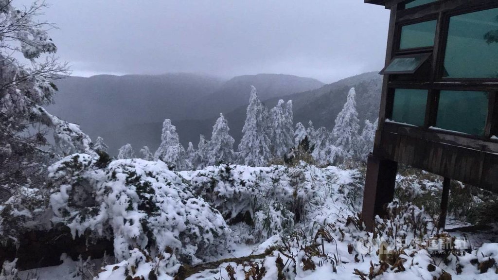 寒流來襲,太平山國家森林遊樂區11日上午8時許下起冰霰,雖然積雪逐漸融化,不過山林間一片雪白美景,仍讓遊客直呼彷彿置身國外,相當感動。(林務局羅東林區管理處提供)中央社記者王朝鈺傳真 110年1月11日