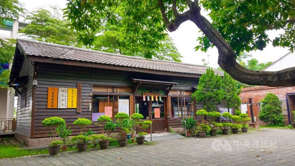 池上一郎博士文庫被喻為亞洲最南端的日文圖書館,目前文庫藏書以日文書籍為主,約有1萬6000冊,已被列為歷史建築。(竹田鄉公所提供)中央社記者郭芷瑄傳真 110年1月11日