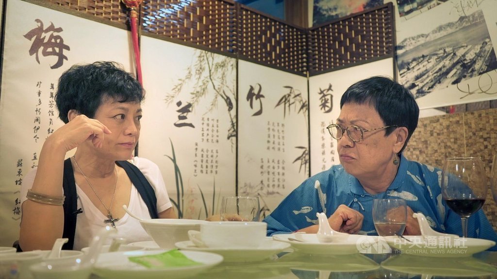 紀錄片「好好拍電影」中,訪問香港導演許鞍華(右)多名親友、工作夥伴,包括有交情極深的女星張艾嘉(左)。(傳影互動提供)中央社記者葉冠吟傳真 110年1月11日