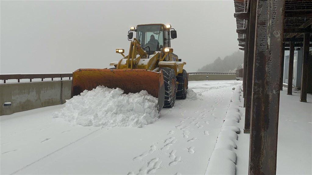 寒流襲台,配合充足水氣,合歡山11日凌晨開始降雪,直到清晨累積達5、6公分,創入冬最大雪量,公路總局派鏟雪車清除路面積雪,確保用路人行車安全。(民眾提供)中央社記者蕭博陽南投縣傳真 110年1月11日