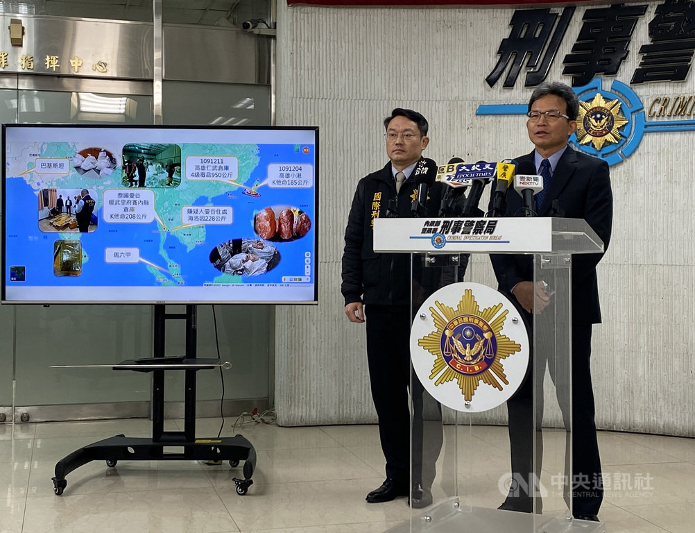 刑事局偵查第八大隊大隊長謝有筆(右)12日在記者會中表示,109年底和泰國警方聯手,在泰國暖武里查獲一批擬走私來台毒品、市價近新台幣14億元,並循線逮捕3名泰籍嫌犯。中央社記者黃麗芸攝 110年1月12日