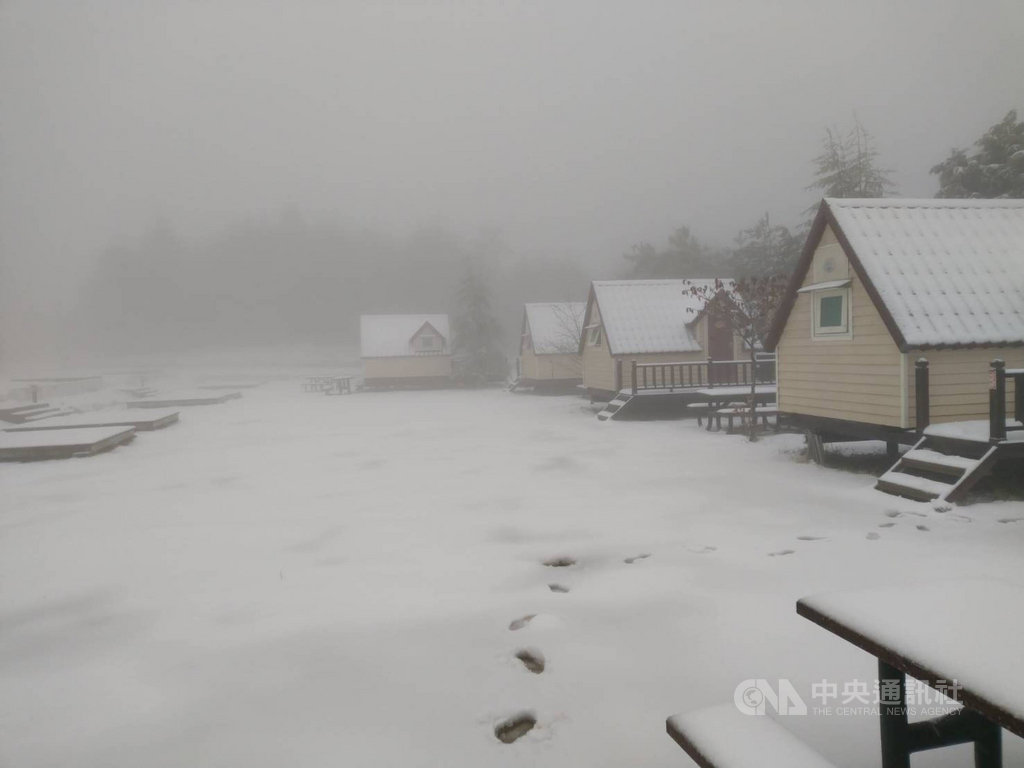 寒流持續發威,台中市和平區的福壽山農場12日凌晨再度降雪,露營區積雪約5公分。(福壽山農場提供)中央社記者趙麗妍傳真 110年1月12日