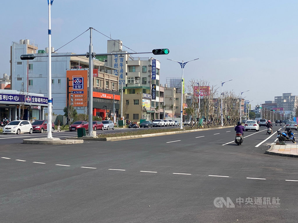 為維持春節期間交通順暢,苗栗縣政府公告1月28日至2 月28日道路禁挖,工務處表示,頭份市中央路正加緊趕工,盡量在春節前完成路面封層、標線、號誌,以供通車,但兩側人行道及工程收尾得等春節過後,請鄉親諒解。(苗栗縣政府工務處提供)中央社記者管瑞平傳真 110年1月12日