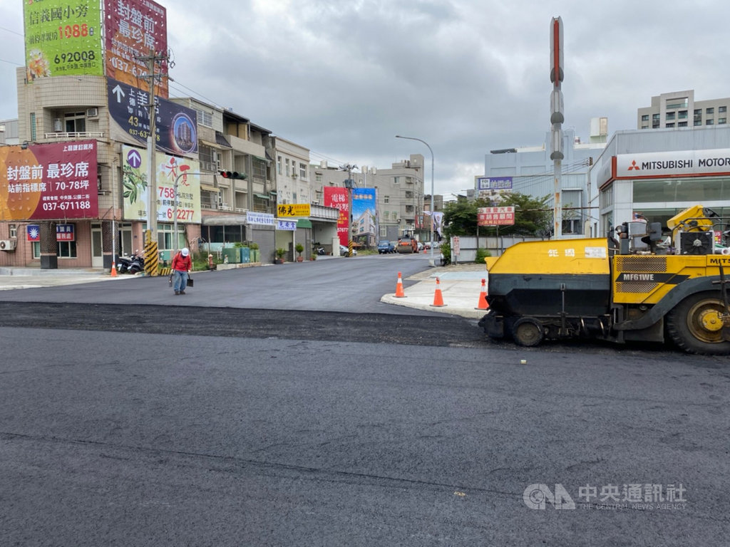 苗栗縣政府為維持春節期間交通順暢,公告1月28日至2 月28日道路禁挖;頭份市中央路工程正加緊趕中,卻因寒流低溫影響瀝青黏著度而喊卡,只能斷斷續續施工。(苗栗縣政府工務處提供)中央社記者管瑞平傳真 110年1月12日