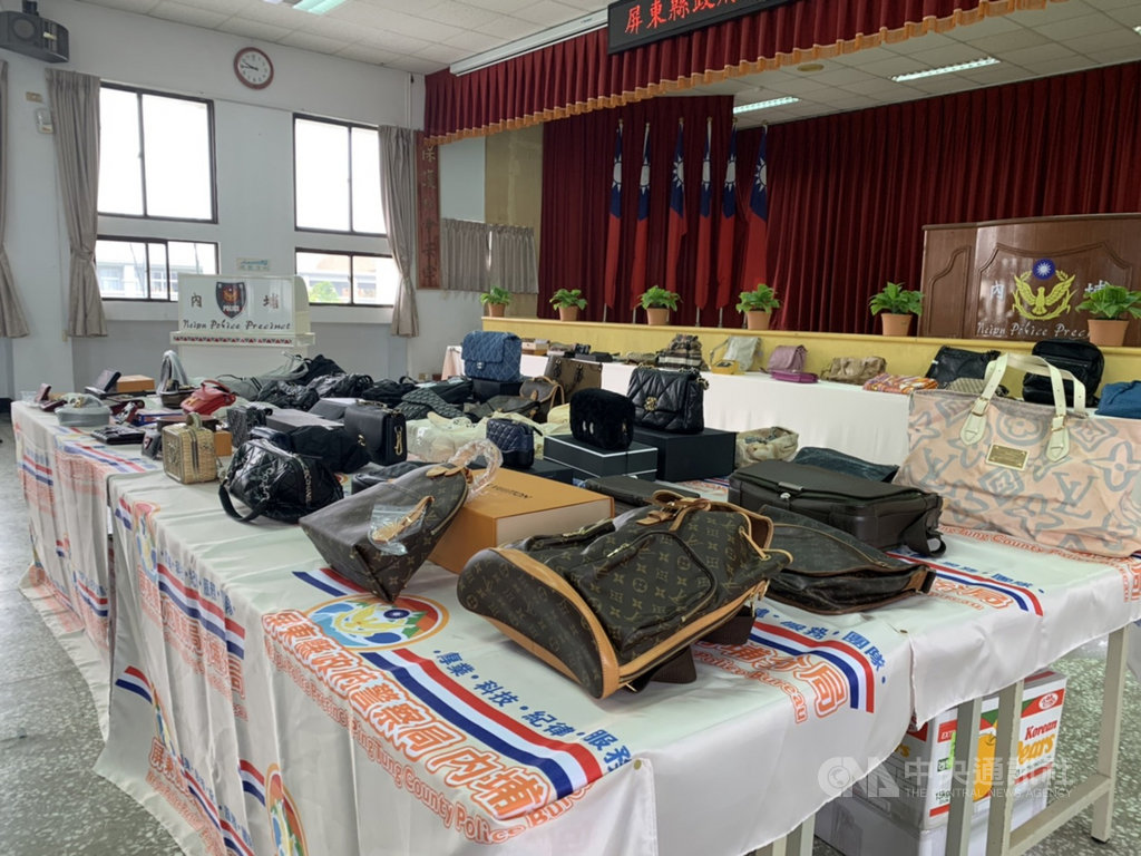 屏東檢警12日宣布偵破投資國民旅遊卡給利息的詐騙集團,張姓女主嫌等宣稱刷國民旅遊卡可獲高利率利息,非法吸金新台幣近6億多元。圖為查扣的貴重名牌皮包等精品。(內埔警分局提供)中央社記者郭芷瑄傳真 110年1月12日