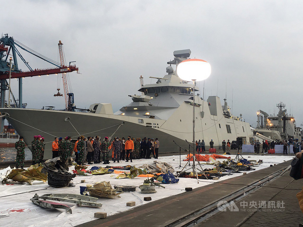 印尼一架三佛齊航空班機9日失事,印尼出動53艘船及20艘小艇搜救,陸續尋獲飛機殘骸及乘客物品,放置於雅加達碼頭的搜救中心檢視整理。中央社記者石秀娟雅加達攝 110年1月12日