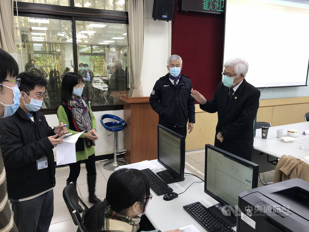 中選會主委李進勇(右1)及桃園市選舉委員會主委李憲明(右2),12日前往桃園市選舉委員會視察桃園市議員罷免案選務籌備的電腦計票情形。(中選會提供)中央社記者陳俊華傳真 110年1月12日
