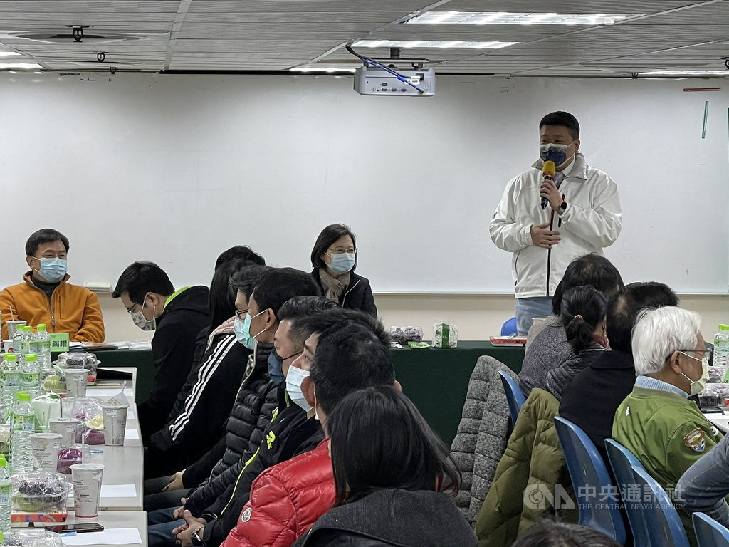 身兼民進黨主席的總統蔡英文(後中)12日中午到新北市出席黨務座談便當會,聽取地方意見並交流對話。(民眾提供)中央社記者王鴻國傳真 110年1月12日