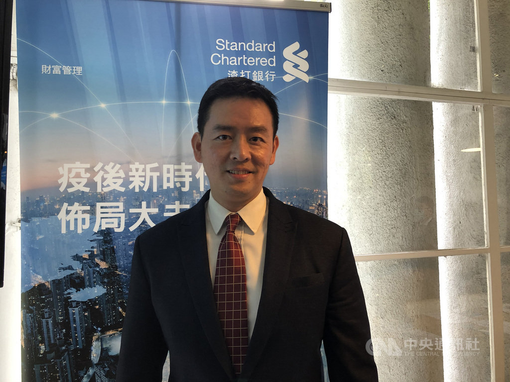 渣打銀行12日發布2021年全球投資市場展望,估美元續弱、歐美股和亞股續勁揚,圖為渣打銀行財富管理總處負責人陳太齡。中央社記者鍾榮峰攝 110年1月12日