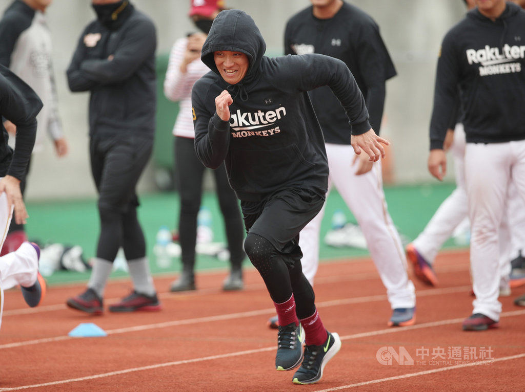 中職樂天桃猿隊12日在嘉義縣開訓,由於劉時豪在擴編選秀被味全龍挑走,桃猿捕手戰力少1名,教頭曾豪駒開放所有捕手競爭,不過點名張閔勛(中)展現強烈企圖心,期待他脫穎而出。中央社記者張新偉攝 110年1月12日