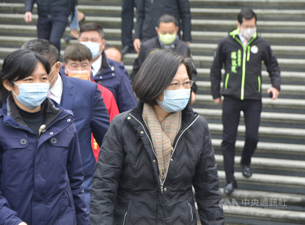 總統蔡英文(前右)12日前往新北市三峽區參拜紫微天后宮,與廟方座談時,除在5年前參拜祈福時的合影放大照片上簽名,還高興地向大家說今天穿的外套與5年前是同一件。中央社記者黃旭昇新北攝 110年1月12日