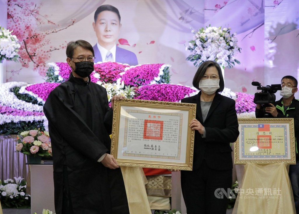 總統蔡英文(右)12日下午至台北市第二殯儀館親頒褒揚令,表彰古寧頭戰役國軍英雄熊震球守護國家的犧牲與奉獻,褒揚令由熊震球長子熊鼎(左)代表接受。 (總統府提供)中央社記者溫貴香傳真 110年1月12日