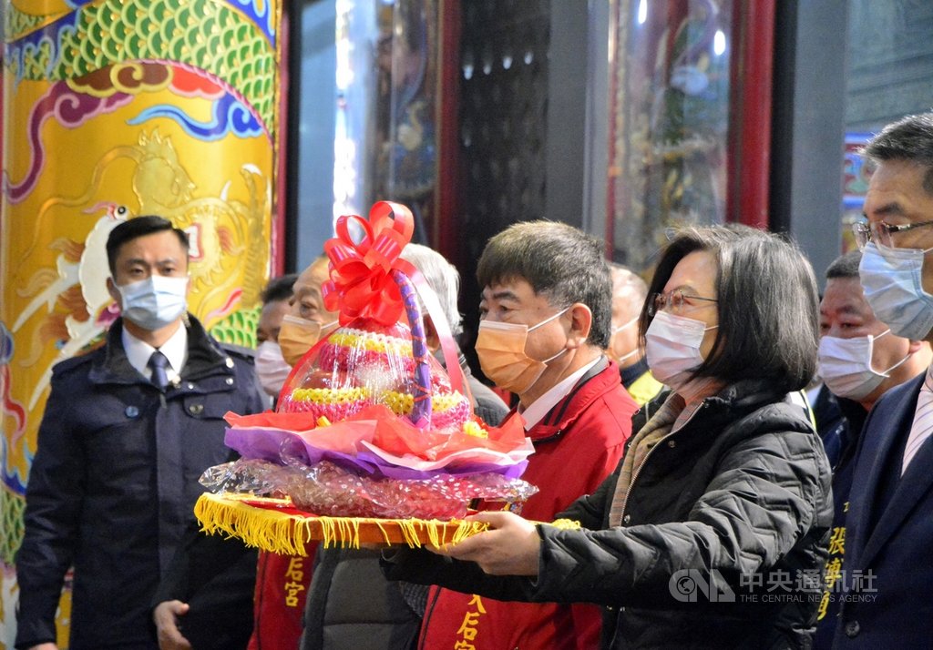 總統蔡英文(前右2)12日上午前往新北市三峽區參拜紫微天后宮,祈求風調雨順、國泰民安。中央社記者黃旭昇新北攝 110年1月12日