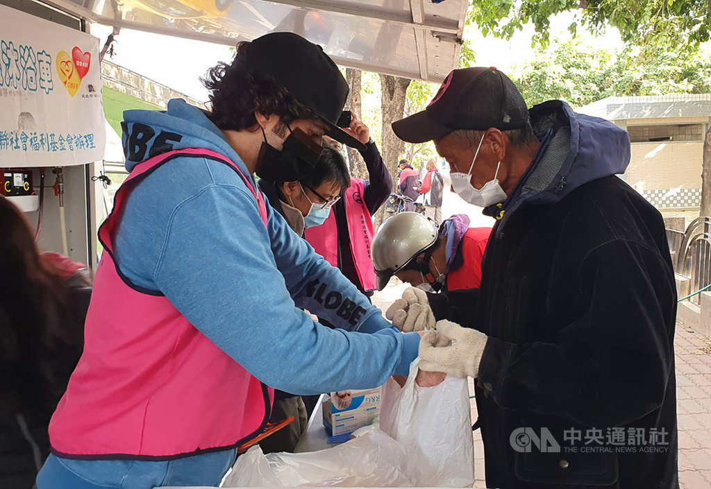 澳籍兼職攝影師夏宇星(Parrish Shah)(左)來台定居,並到高雄市街友中心擔任志工,他12日為街友發放餐點跟物資時表示,最愛台灣的人情味,「當你為他人服務或付出,自己也能獲得更多回饋」。中央社記者洪學廣攝 110年1月12日