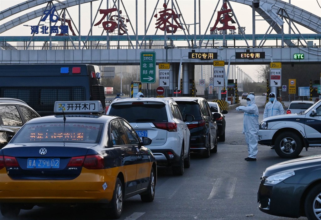 中國河北省12日宣布,為防止武漢肺炎疫情輸出,對石家莊市、邢台市、廊坊市全域實行封閉管理,人員、車輛非必要不外出。圖為石家莊管制車輛上高速公路。(中新社)