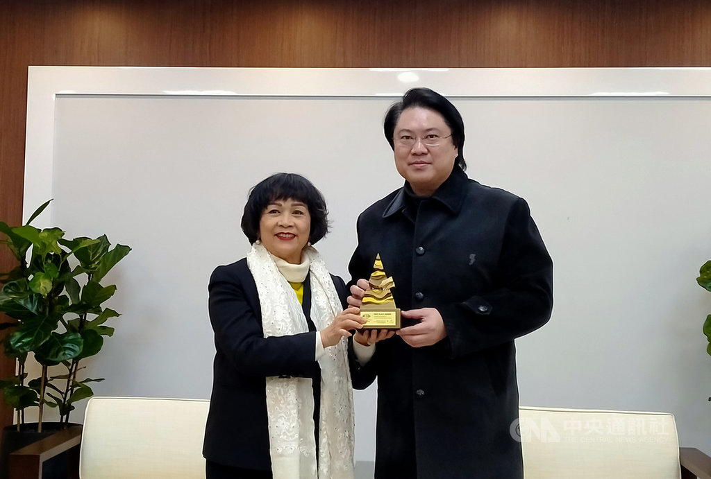 基隆市長林右昌(右)12日表示,基隆廟口有18處出入口,透過前世界資訊科技暨服務業聯盟(WITSA)主席邱月香(左)引薦,和工研院及產業界組成防疫團隊,在廟口布建全台先進AI光達人流感測系統,提供區域人流監控服務,強化防疫能力,更獲「全球資通訊科技應用傑出貢獻獎」肯定。中央社記者王朝鈺攝 110年1月12日