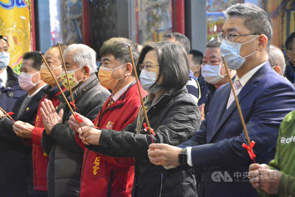 總統蔡英文(前右2)12日上午在內政部長徐國勇(前右1)陪同下,前往新北市三峽區參拜紫微天后宮,上香祈福。中央社記者黃旭昇新北攝 110年1月12日