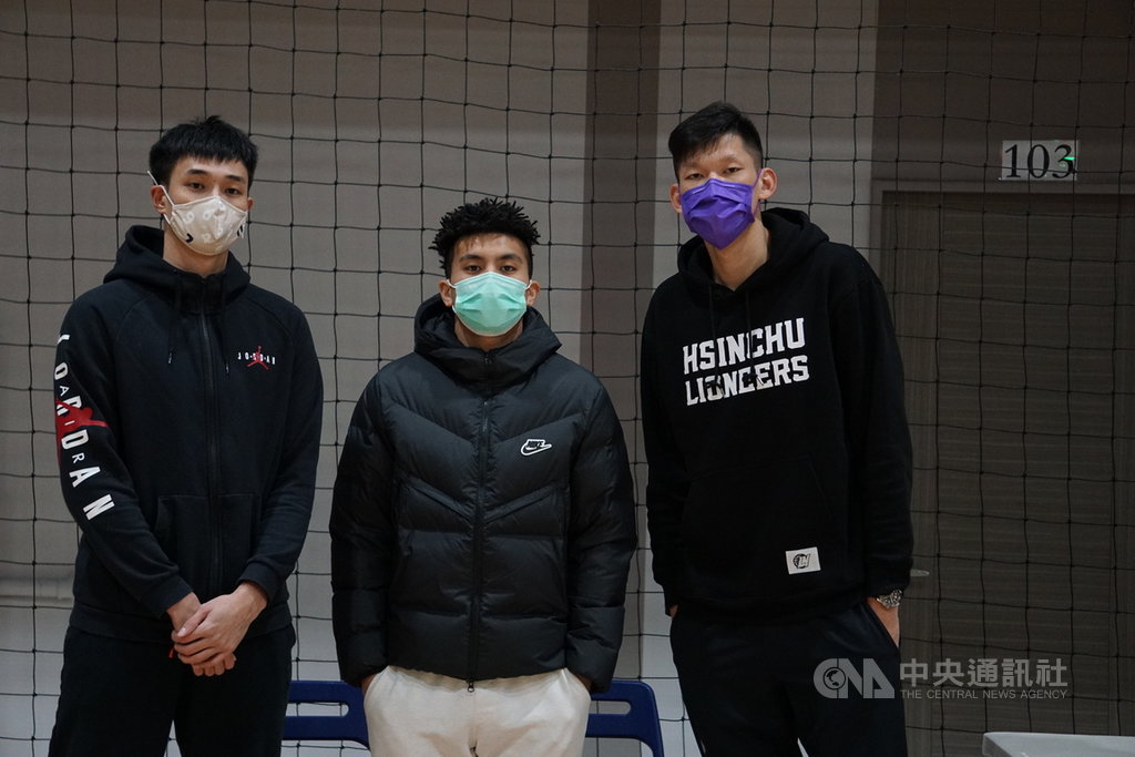 亞洲盃男籃資格賽2月將舉行,但疫情延燒,讓入選中華男籃培訓隊的球員心情複雜,新竹街口攻城獅球星高國豪(中)12日說,很開心入選,但擔憂疫情和安危。中央社記者黃巧雯攝 110年1月12日