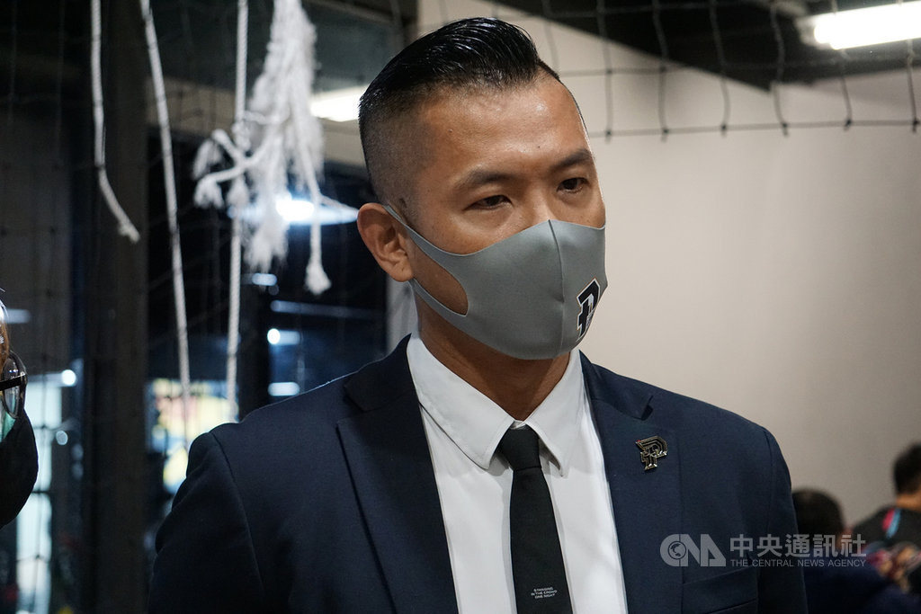 亞洲盃男籃資格賽2月將登場,P. LEAGUE+ 聯盟多名球員入選中華男籃培訓隊,聯盟執行長陳建州陪同入選中華男籃培訓隊球員報到,面對疫情延燒,球員屆時是否參賽,陳建州12日說,將視球員本身意願。中央社記者黃巧雯攝 110年1月12日