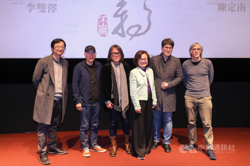 公共電視12日在台北舉辦歷史紀錄片「不羈-台灣百年流變與停泊」首映記者會,VERSE雜誌創辦人張鐵志(左起)、導演柯一正、符昌鋒、公廣集團董事長陳郁秀、廣播節目主持人馬世芳、徐睿楷(Eric Scheihagen)出席與會。中央社記者裴禛攝 110年1月12日