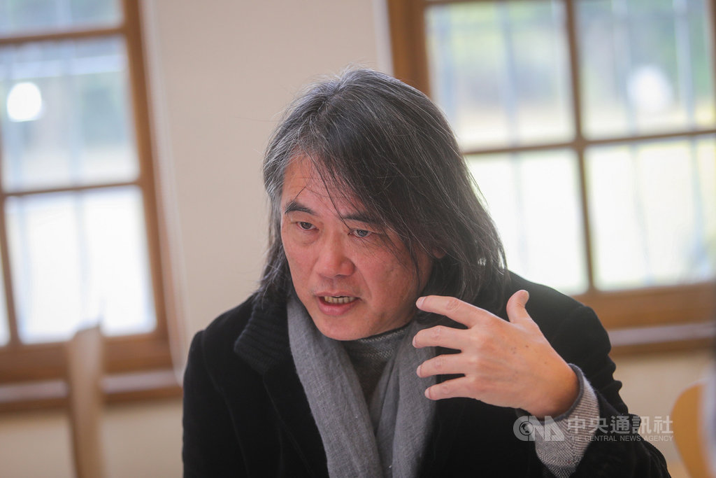 公共電視12日在台北舉辦歷史紀錄片「不羈-台灣百年流變與停泊」首映記者會,導演符昌鋒(圖)以賴和、殷海光、李雙澤、陳定南4位人物的事蹟,探討他們對台灣民主化過程與建立台灣主體意識的影響。中央社記者裴禛攝 110年1月12日