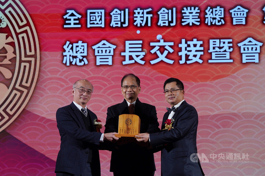 立法院長游錫堃(中)12日出席新創總會總會長交接暨授證典禮,卸任總會長楊立昌(左)就在游錫堃監交下,將印信交接給新任總會長陳清港(右)。中央社記者徐肇昌攝 110年1月12日