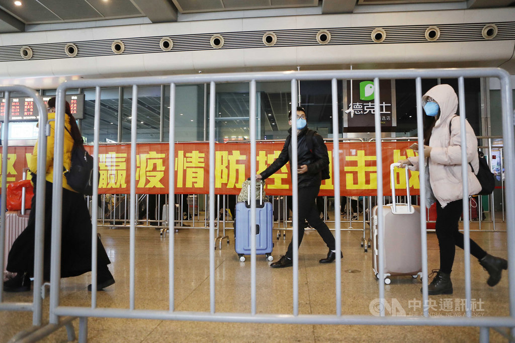 中國有關部門12日聯合發文表示,今年春運要把疫情防控放首位,積極引導錯峰出行,倡導就地過節。官方研判,今年春運人口流動規模將顯著低於常年。圖為去年2月5日爆發疫情後的上海火車站,人流比往年少很多。(中新社提供)中央社 110年1月12日