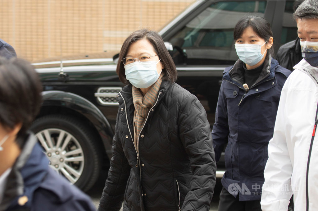 民進黨主席蔡英文(中)12日中午出席新北市黨務座談活動,以便當會形式,聽取新北市黨公職轉達地方意見,並盼中央能結合地方黨部,成為選民服務中心。中央社記者王鴻國攝 110年1月12日