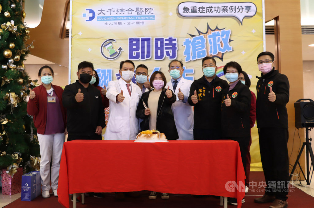 苗栗縣大千綜合醫院12日發表急重症搶救成功個案,41歲羅姓男子心肌梗塞昏倒命危,送醫經CPR、電擊搶救後恢復心跳,安排心導管手術及低溫療法後清醒且恢復良好,已能上班,羅妻(前左4)代表丈夫出席分享會,切蛋糕慶祝重生。(大千醫院提供)中央社記者管瑞平傳真 110年1月12日