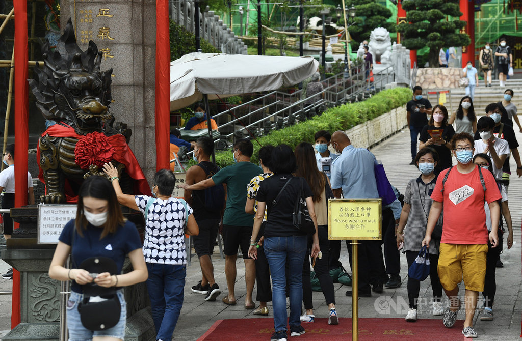 香港12日再添2019冠狀病毒疾病確診60例。港媒報導,由於疫情反覆,黃大仙祠上頭炷香等春節賀歲活動,恐難如常舉行。圖為2020年10月4日,因疫情一度暫停開放的黃大仙祠重開,實施嚴格防疫管制。(中通社提供)中央社 110年1月12日