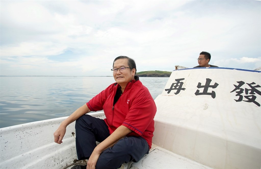 義大醫院院長、骨科權威杜元坤(左)長期前往澎湖義診,過去30年捐上億做公益的他,11日為澎湖惠民醫院募款時表示,去年大病感到人生無常,決定身後財產全捐做公益,不留子孫。(杜元坤提供)中央社記者侯文婷傳真 110年1月11日