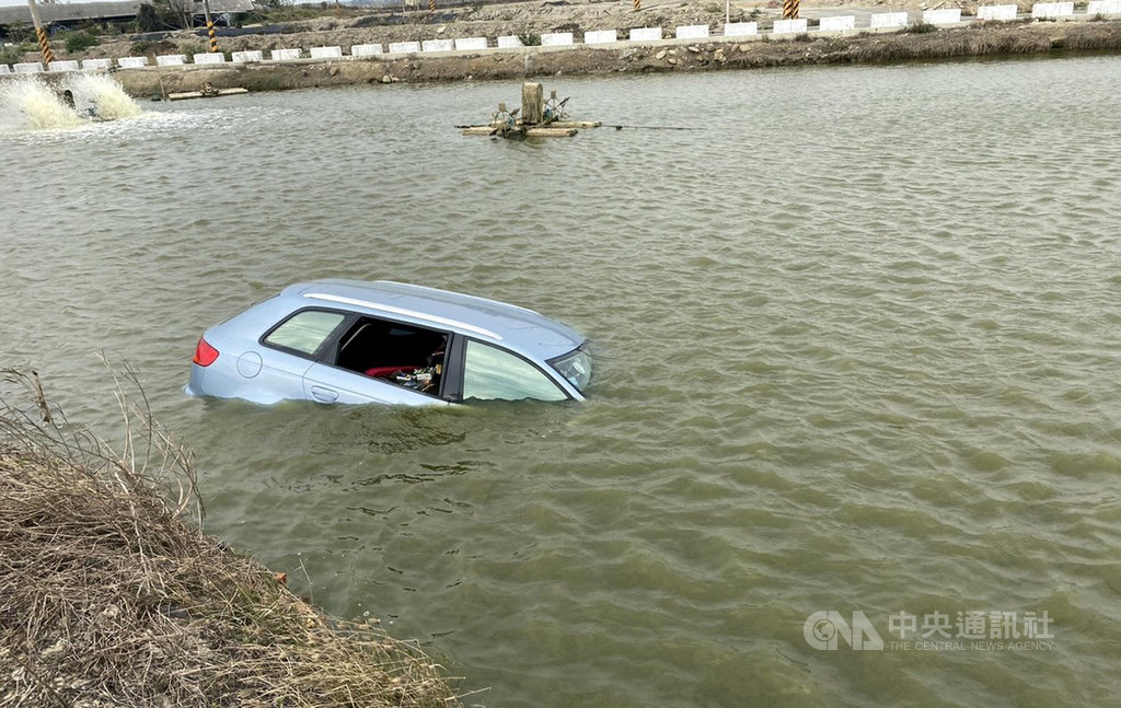 嘉義縣一名陳姓男子12日駕車行經義竹鄉平溪村時不慎衝入魚塭,幸汽車沒有沉入魚塭,陳男自行脫困,意識清楚,僅右手掌擦傷。(嘉義縣消防局提供)中央社記者黃國芳傳真 110年1月12日