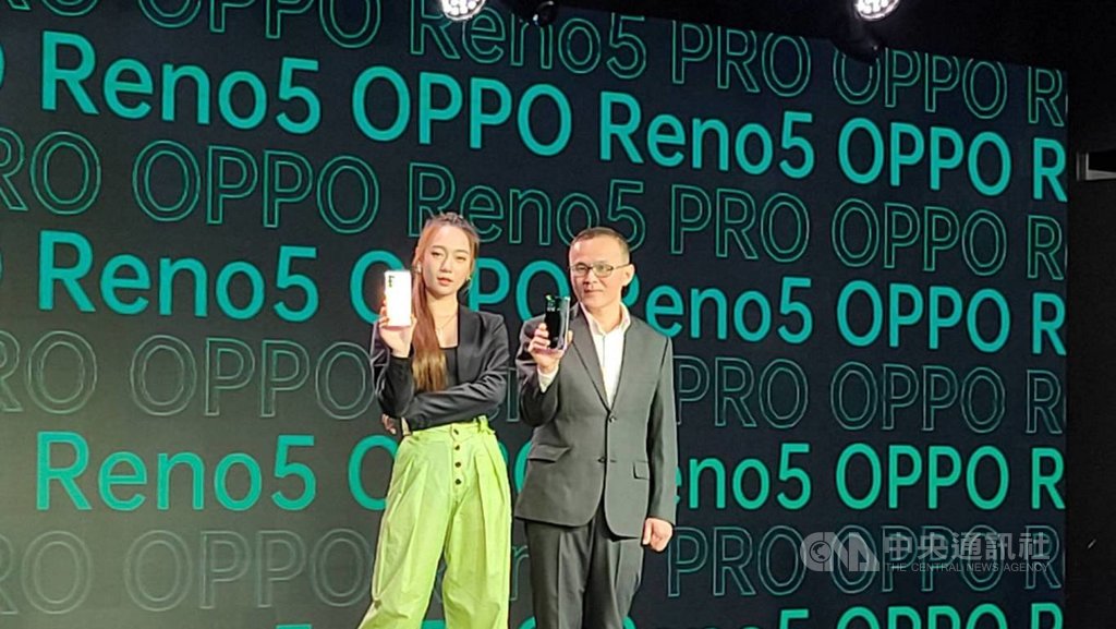 OPPO在台推出5G新機Reno5系列,邀請歌手吳卓源(左)站台,右為OPPO台灣總經理施晃嘉。中央社記者江明晏攝 110年1月12日
