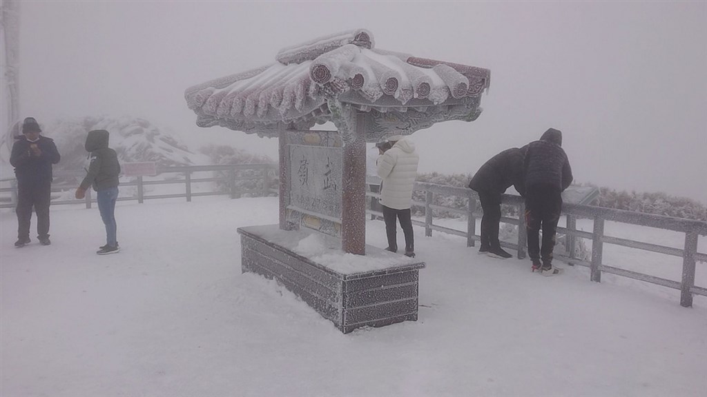 寒流持續發威,合歡山11日深夜到12日清晨間歇降雪,海拔3275公尺的知名地標武嶺披上一層雪白外衣。(民眾提供)中央社記者蕭博陽南投縣傳真 110年1月12日