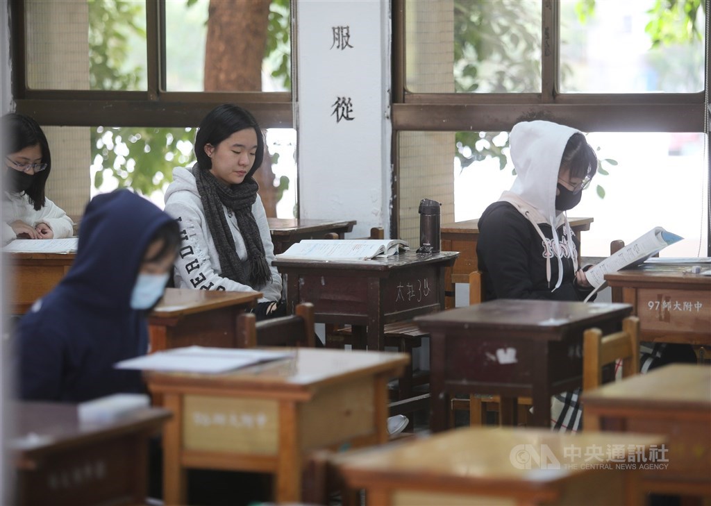 部分學校規定寒流或攝氏10度以下,校服內才能加穿便服保暖,對此教育部次長蔡清華表示每個人對冷的感受度不一樣,學校不該如此僵化。(中央社檔案照片)