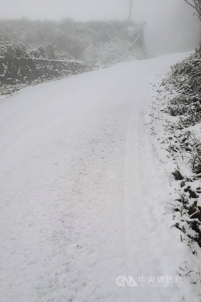 桃園市警局大溪分局12日表示,上巴陵、雪霧鬧部落等上午再度降雪,提醒上山賞雪民眾注意路面結冰、打滑情形,以免發生交通事故。(桃園市政府觀旅局提供)中央社記者吳睿騏桃園傳真 110年1月12日