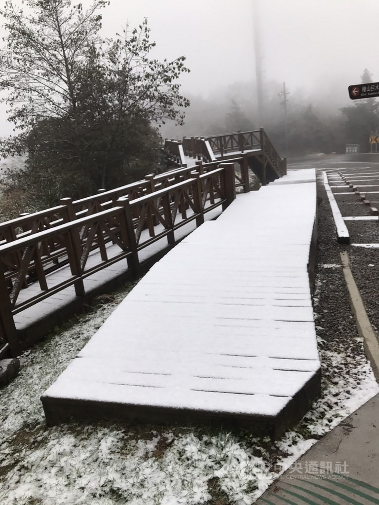 觀霧國家森林遊樂區12日降下今年入冬以來初雪,樂山林道6公里處觀景平台木棧道宛如覆上一層白色糖霜,但積雪不多,陽光露臉後已漸消融。新竹林管處提醒,園區步道、路面雪後溼滑,用路人應注意安全。(林務局新竹林管處提供)中央社記者管瑞平傳真 110年1月12日