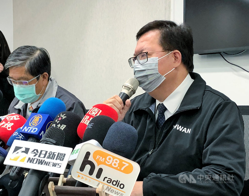北部某醫院曾照顧確診者醫師染疫,桃園市長鄭文燦(右)12日表示,市府附屬機關、學校尾牙停辦,過年前大型活動延到年後,民間業者活動須依照指揮中心防疫規定辦理。中央社記者吳睿騏桃園攝 110年1月12日