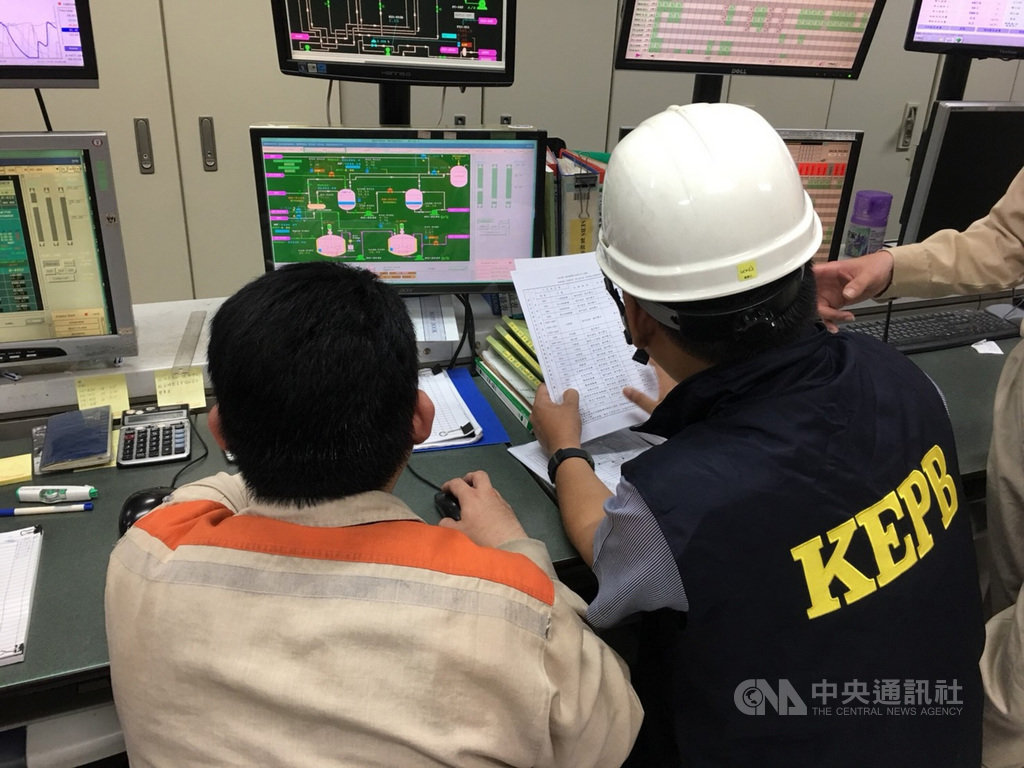 高雄市13日的空氣品質多呈紅色警戒,市府環保局啟動應變機制,加強監測污染大廠排放並促興達電廠等發電降載。(高市府提供)中央社記者王淑芬傳真 110年1月13日
