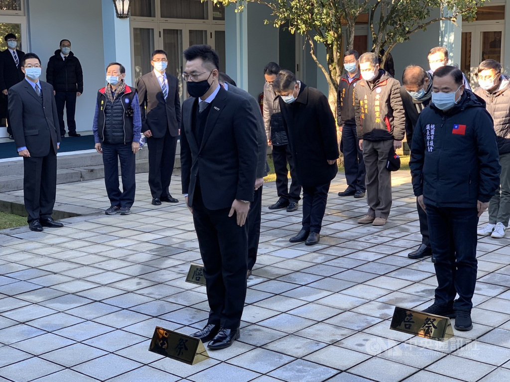 故總統蔣經國逝世33週年,國民黨主席江啟臣(前)13 日上午率黨務主管等至大溪陵寢謁陵。中央社記者葉臻攝 110年1月13日